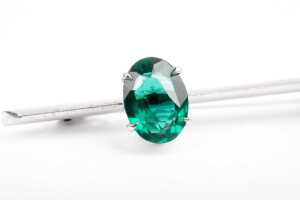 A synthetic emerald brooch in 9 carat white gold - 2