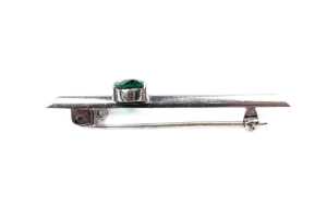 A synthetic emerald brooch in 9 carat white gold - 3