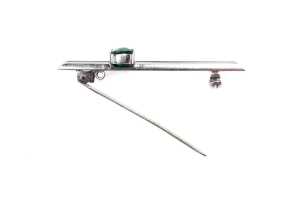 A synthetic emerald brooch in 9 carat white gold - 4