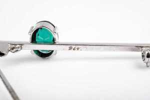 A synthetic emerald brooch in 9 carat white gold - 5