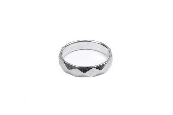 A faceted patterned band in platinum