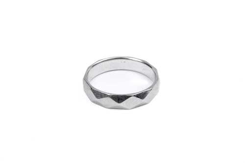 A faceted patterned band in platinum
