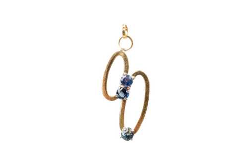 A sapphire pendant in 18 carat yellow gold