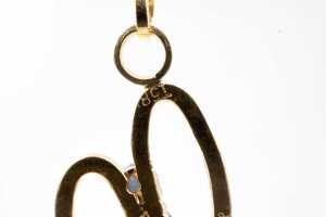 A sapphire pendant in 18 carat yellow gold - 4