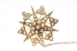 An antique seed pearl star brooch in 15 carat yellow gold - 2