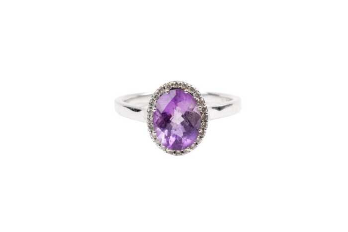 An amethyst and diamond ring in 9 carat white gold
