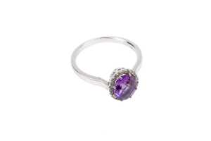 An amethyst and diamond ring in 9 carat white gold - 2