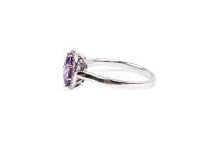 An amethyst and diamond ring in 9 carat white gold - 3