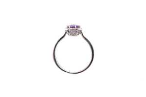 An amethyst and diamond ring in 9 carat white gold - 4