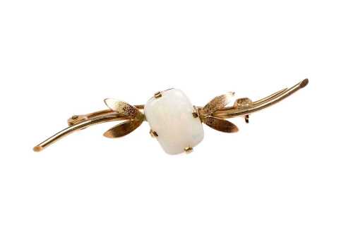A vintage opal brooch in 9 carat yellow gold
