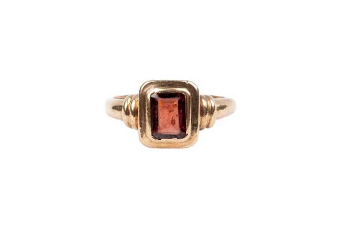 A garnet ring in 9 carat yellow gold