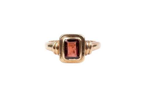 A garnet ring in 9 carat yellow gold