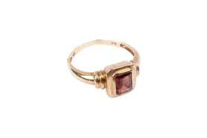 A garnet ring in 9 carat yellow gold - 2