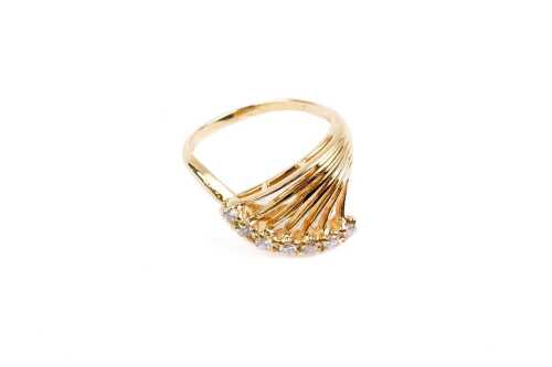 A diamond ring in 18 carat yellow gold