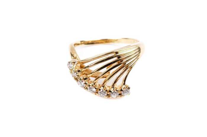 A diamond ring in 18 carat yellow gold
