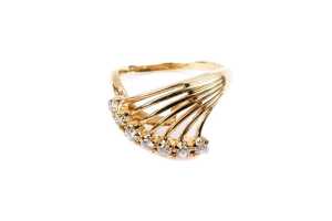 A diamond ring in 18 carat yellow gold