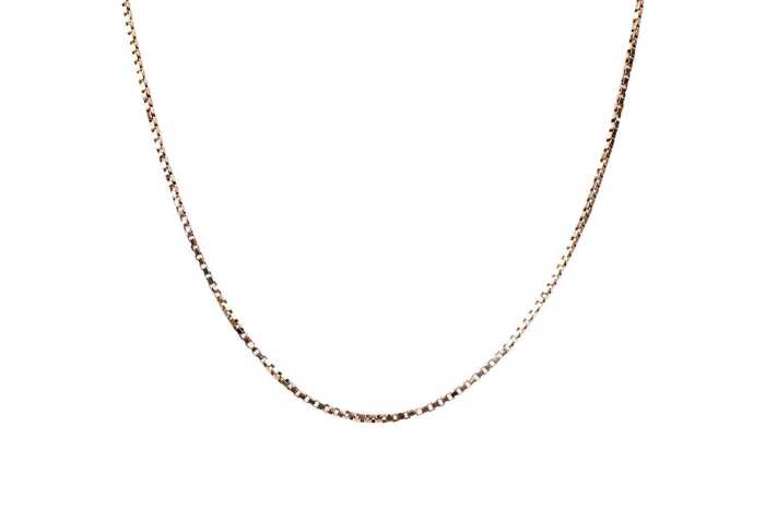 A box link chain in 9 carat yellow gold
