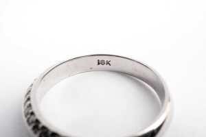 A diamond band in 18 carat white gold - 5