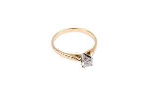 A diamond solitaire ring in 14 carat yellow gold - 2