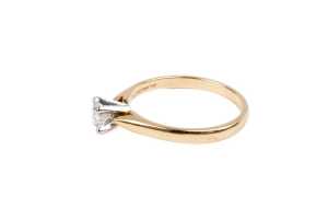 A diamond solitaire ring in 14 carat yellow gold - 3