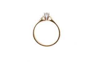 A diamond solitaire ring in 14 carat yellow gold - 4