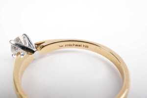 A diamond solitaire ring in 14 carat yellow gold - 5