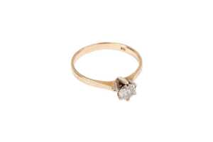 A diamond solitaire ring in 18 carat yellow gold - 2