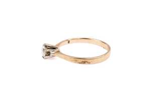 A diamond solitaire ring in 18 carat yellow gold - 3