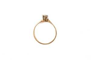 A diamond solitaire ring in 18 carat yellow gold - 4