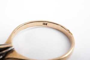 A diamond solitaire ring in 18 carat yellow gold - 5