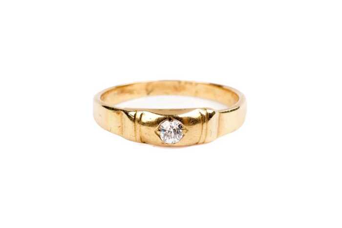 A diamond ring in 18 carat yellow gold