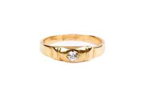 A diamond ring in 18 carat yellow gold