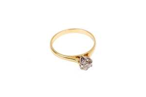 A diamond solitaire ring in 18ct yellow and white gold - 2