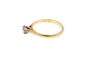 A diamond solitaire ring in 18ct yellow and white gold - 3