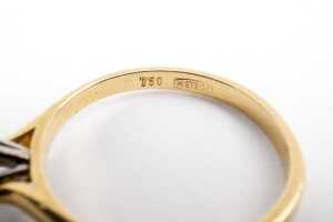 A diamond solitaire ring in 18ct yellow and white gold - 5