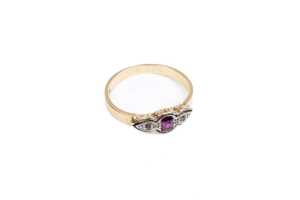 A ruby and diamond ring in 18 carat yellow gold - 2