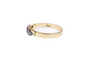 A ruby and diamond ring in 18 carat yellow gold - 3