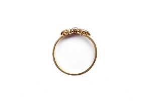 A ruby and diamond ring in 18 carat yellow gold - 4