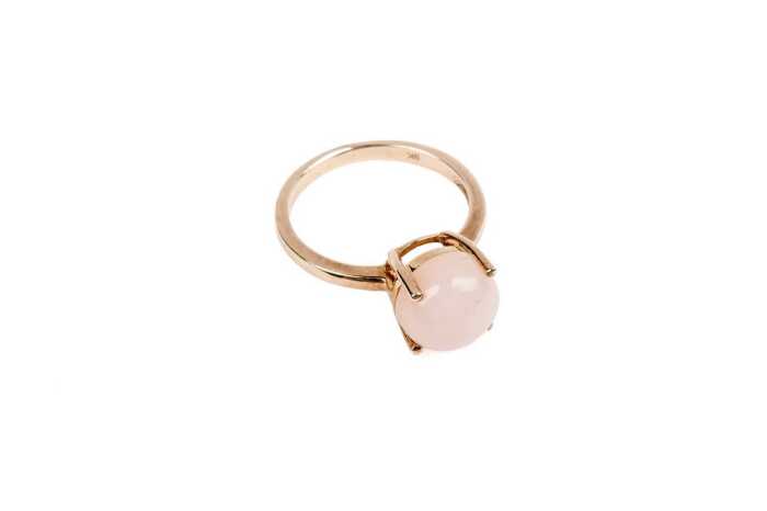 A pink opal ring in 9 carat yellow gold