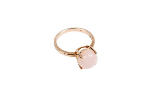 A pink opal ring in 9 carat yellow gold