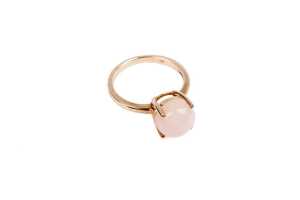 A pink opal ring in 9 carat yellow gold