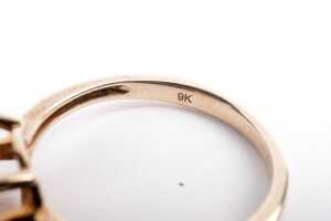 A pink opal ring in 9 carat yellow gold - 5