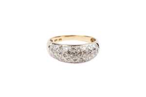 A diamond ring in 9 carat yellow gold