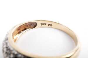 A diamond ring in 9 carat yellow gold - 5
