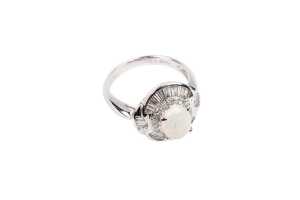 An opal and diamond ring in platinum - 2