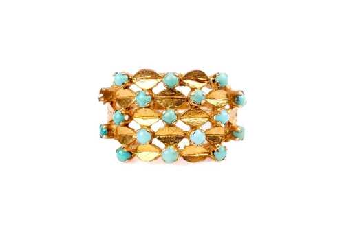 A vintage turquoise ring in 18 carat yellow gold