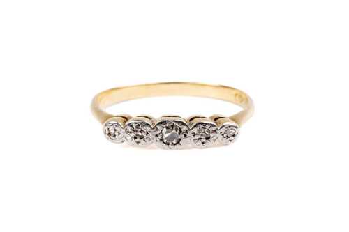 A vintage diamond ring in 18 carat yellow gold