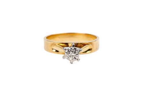 A vintage diamond ring in 18 carat yellow gold