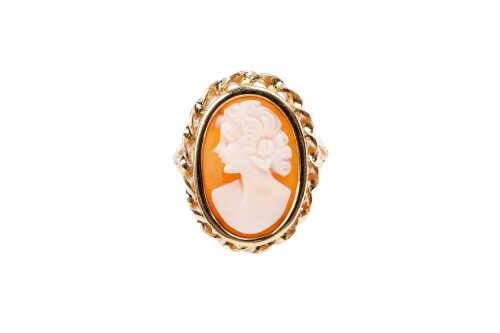 A cameo ring in 9 carat yellow gold
