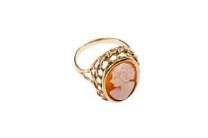 A cameo ring in 9 carat yellow gold